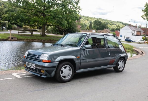Малко компании могат да се похвалят с толкова много отлични горещи хечове като Renault. Началото бе поставено с наистина откаченото 5 Turbo. Но после французите решиха малко да се вразумят и направиха 5 GT Turbo - по доста по-конвенционалната формула, с предно разположен двигател и предно предаване. Онова, което отличаваше 5 GT от повечето конкуренти по онова време, бе турбото. 
