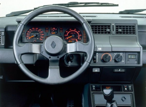 Подпомогнат от него, 1.4-литровият мотор предлагаше до 120 конски сили и можеше да изстреля колата до 100 км/ч за 7.5 секунди. Управлението, макар и завидно бързо и прецизно, не бе винаги на ръба като при Peugeot 205 GTi. 
Външният вид, с раздутите калници и специалните алуминиеви джанти, също спомага това да е един от най-паметните хот хечове. 
