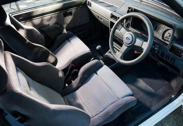 Истинският коз на Escort RS обаче беше в начина, по който тази мощност стигаше до пътя. Колата бе снабдена със специален диференциал с ограничено приплъзване - първи такъв в сериен модел с предно предаване, а шасито бе доста по-яко и устойчиво на усукване, отколкото при обикновения Escort. 
