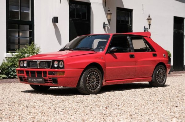 От славната епоха на Група А в Световния рали шампионат датират някои от най-вълнуващите състезателни машини в историята. А налудничавите правила за хомологацията от онези години принуждаваха производителите да правят поне по 5000 "цивилни" версии от същите коли. Това правило докара немалко компании до банкрут, но също така роди и няколко от най-готините коли изобщо. Начело с Lancia Delta Integrale.
