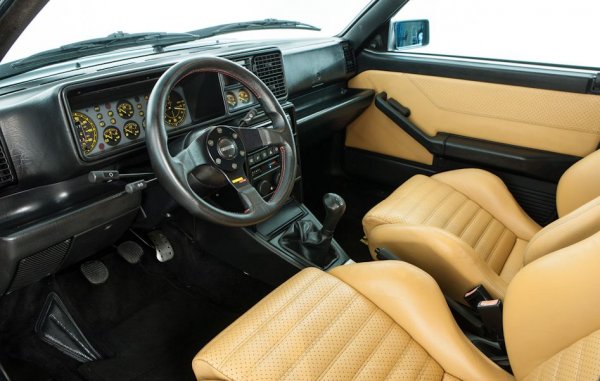 Скромната обикновена Delta бе преобразена в един от най-желаните автомобили изобщо благодарение на задвижване на четирите колела и двулитров турбомотор. Мощността започна от 182 коня при ранните модели и стигна до 212 при късните Evo II версии. Прибавете това към блестящо балансираното шаси, и ще разберете защо през 80-те почти нямаше кола, която да се опъне на този италиански хеч по пътищата. И в ралитата, където Delta спечели шест поредни конструкторски титли и три при пилотите. 
