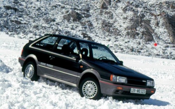 И тази машина е рожба на правилата за хомологация в някогашния рали шампионат. Също като Delta Integrale, и маздата има 4х4 задвижване и принудително пълнене, което навремето й даваше доста предимства в ралитата върху сняг или мокра настилка.
