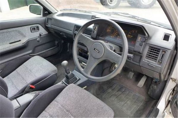 1.6-литровият мотор не беше от категорията на този в Lancia, но не беше и бавен. А журналистите от онази епоха не спираха да хвалят качествата на шасито. Въпреки това 323 4х4 Turbo се продаваше трудно и затова днес е истинска рядкост в Европа.