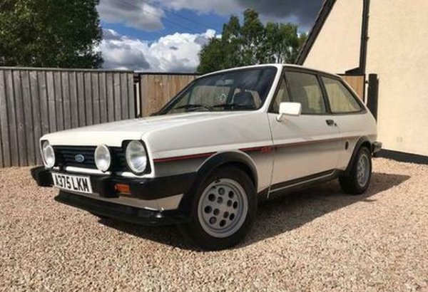 Ако чарът на Golf GTI бе в това колко малко се отличаваше от стандартната кола и как не обичаше да привлича излишно внимание, то чарът на Fiesta XR2 бе в точно обратното. С крещящите си джанти, възголемите за ръста й калници и допълнителните светлини, монтирани отпред, тази кола не можеше да остане незабелязана. 
