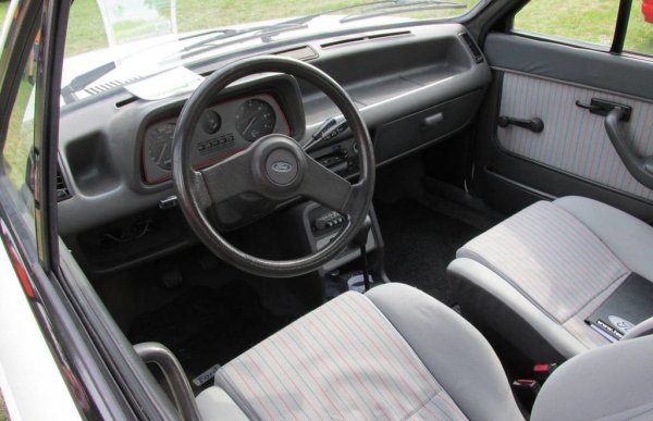 Тя не беше от най-бързите хечове - 1.6-литровият мотор произвеждаше 84 коня в първата версия и 96 във втората - но това не се отразяваше на чистата радост от карането. И то каране в добрия стар смисъл - без серво на волана, без ABS и без каквито и да било други системи за сигурност. 
