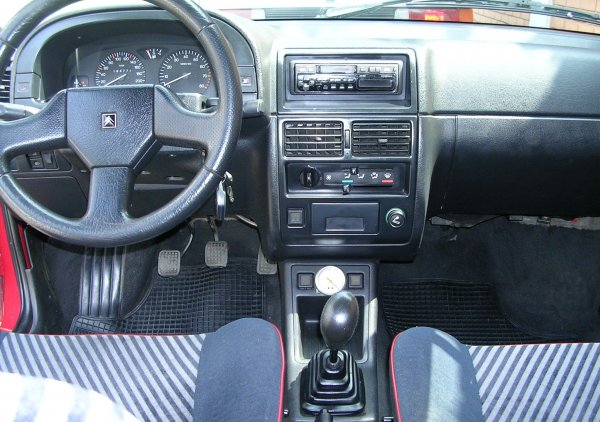 Разбира се, това означаваше ламарини с дебелината на цигарена хартия и табло, направено от кофички за кисело мляко. Но малко други коли можеха да сложат толкова широка усмивка на лицето ви. 1.4-литровият мотор даваше едва 85 коня, но те бяха напълно достатъчни. 
