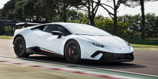 Версията Performante е автор на третото най-добро време за една обиколка на Нордшлайфе, това като атестация би трябвало да е достатъчно. Агресивна аеродинамика и V10 мотор с 631 конски сили.