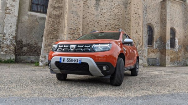 Eто го и новия най-продаван кросоувър на българския пазар. Заради затруднени доставки Duster започна плахо годината, но в последните месеци навакса по-голямата част от изоставането и сега е само с 13% по-малко регистрации спрямо януари-юли 2021. През юли това е най-продаваният модел у нас, с двоен аванс пред следващия. 
