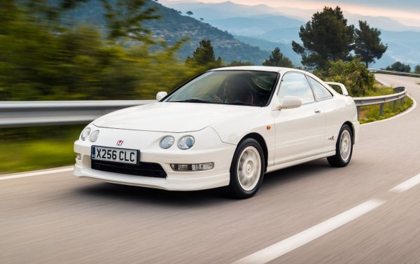 Описван от мнозина като най-добре управляемия автомобил с предно задвижване, правен някога, Integra Type R беше еталонът за Type R, който щеше да бъде следван за години напред. Голямото задно крило намали повдигането с 30%, докато аеродинамичните елементи в предната част държаха колата стабилна при по-високи скорости. Шасито получи подсилена подрама, окачването с двойни носачи също беше по-твърдо. 