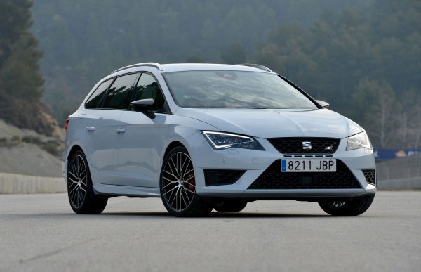 Когато в Seat избраха задвижване на предните колела за ST280, инженерите използваха електронен диференциал, който можеше да изпрати до 100 процента от своя въртящ момент към външното колело чрез хидравличен съединител. Това означаваше, че скоростта може да бъде запазена, като шофьорът да дава максимална газ след завой. 

ST280 беше с 25 мм по-нисък от обикновения Leon S, което му позволяваше да стои още по-стабилно на, но купувачите можеха да получат допълнителен пакет Performance Pack, насочен повече към каране на писта. Той  включваше с 2,1 кг по-леки алуминиеви джанти с гума Michelin Sport Cup 2.