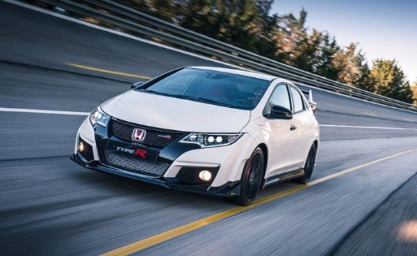 Всички Type R в гамата на Honda предлагат превъзходно управление и надеждност, но в случая става дума за FK2. При него Honda избра предно окачване с адаптимни амортисьори на двете оси, което помага за контролиране на мощността от 310 к.с. За доброто сцепление предлагат 19-цоловите джанти с  гуми Continental. Режимът +R охлади малко ESP и втвърди окачването с 30%, което на гладък асфалт създава невероятно изживяване.