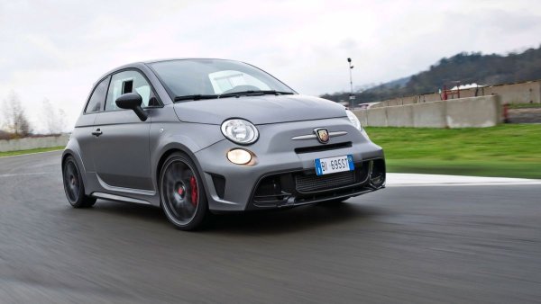 Fiat твърди, че Abarth 695 е най-малката суперкола в света. Купувачите могат да изберат H-образна скоростна кутия, съчетана с диференциал с ограничено приплъзване, докато състезателните седалки с четириточков предпазен колан, предпазна клетка и 1,4-литров турбо-двигател с мощност 190 к.с. са стандартни. Чрез премахване на задните седалки и добавяне на мрежа, подобна на ролбар, Fiat спести 38 кг. Така 695 тежи по-малко от тон, което го прави още по-забавен за каране.
