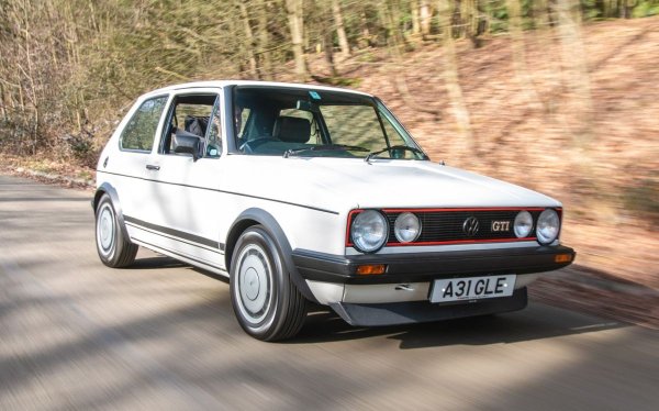 Няма как Golf GTI (Mk1) да не попадне в този списък най-вече заради невероятната стабилност, която беше подобна на тази на по-големи автомобили със задно предаване от същата епоха. В сравнение с нормалния Golf, Volkswagen даде на GTI по-твърдо окачване (и амортисьори, и пружини), стабилизатори и снижи окачването с 20 мм. Кормилното управление предлагаше много обратна връзка, а самата кола тежеше едва 840 кг при мощност от 110 к.с.
