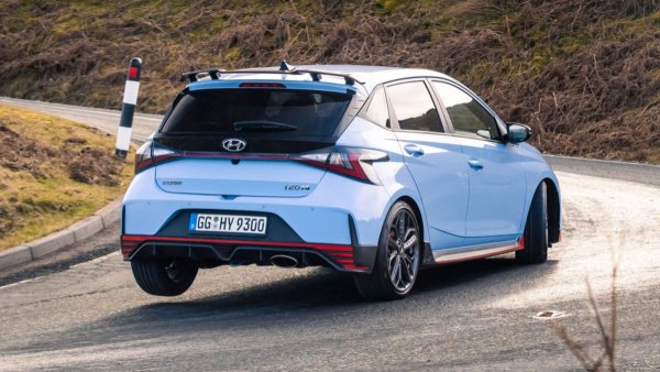 Има различни примери за модерен хот-хеч, като Hyundai i20N е един от тези, които заслужават внимание. Неговите 208 к.с. се  насочват през диференциал с ограничено приплъзване, докато 18-цоловите джанти са обвити в гуми Pirelli P Zero са част от базовото оборудване. По-здрави предни шарнири плюс повече отрицателен наклон и повече укрепване на шасито означават, че i20N може да осигури страхотна увереност при завиване, което е много важно за подобни автомобили.