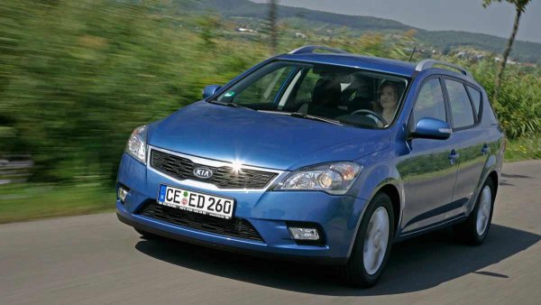 Години на производство - 2006&ndash;2012

Среден пробег преди сериозен ремонт - 100 000 км

Основни проблеми: окисляване на контактните части в конекторите

Основният враг в електрониката на първото поколение Kia cee'd е влагата, която причинява окисляване на контактните части на кабелните съединители. Още на петата или шестата година от експлоатацията започват неизправности в сензорите на имобилайзера или въздушната възглавница. Често заяжда моторчето на чистачките и се поврежда електрическата брава на петата врата.
