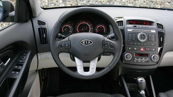 Случва се конекторите да не са правилно закопчани, което води до навлизане на влага. Поради това имобилайзерът може да се повреди, което ще блокира стартирането на двигателя. В най-лошия случай съществува риск от получаване на мащабни проблеми с изгнило окабеляване.

Проблеми с климатроника също са често срещани. На някои автомобили гаранционно е подменян фърмуера на контролния блока. Понякога виновник се оказва сензорът за вътрешна температура.
