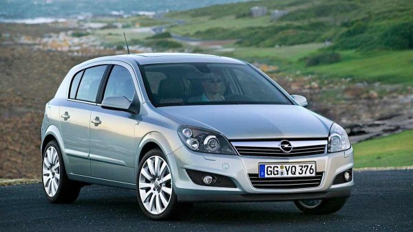 Години на производство - 2004&ndash;2014

Среден пробег преди сериозен ремонт - 120 000 км

Основни проблеми: CIM модул, окабеляване във вратите, термостат

Astra също има доста проблеми с електрониката. CIM модулът, който отговаря за имобилайзера, превключвателите на кормилото и бутоните на централната конзола, е опънал нервите на доста собствениците. Повредата му може да доведе до невъзможност за стартиране на двигателя, а ремонтът не е евтин.
