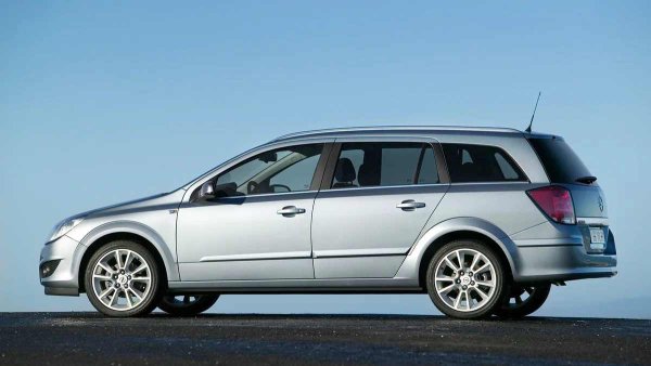 Често страда окабеляването на вратите, особено на задните. Проводниците в гофрирането се износват, което води до повреда на централното заключване, високоговорителите или отопляемите огледала. Централното заключване също може да се повреди поради износване на микропревключвателите в ключалката на шофьорската врата.

Много по-сериозни са проблемите с електронния термостат. Неговият нагревателен елемент може да се повреди, което води до неправилна работа на охладителната система. Грешката често не се фиксира, поради което водачът може да не забележи веднага проблема.
