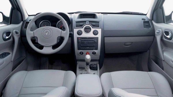 Мултимедийната система с прибиращ се екран изисква внимателно боравене. С течение на времето задвижващите зъбни колела се износват и дисплеят спира да се прибира. Много собственици съветват да го оставите в отворено положение, за да избегнете тази повреда.

Жилото на въздушната възглавница във волана е друг слаб елемент, чиято смяна е възможна само заедно с превключвателите. Не е изненадващо, че собствениците често сами решават да се справят с проблема. Датчикът за заден ход на ръчната скоростна кутия също дава проблем. Не само, че често се поврежда, но и може да причини изтичане на масло от скоростната кутия, което води до сериозни последствия.
