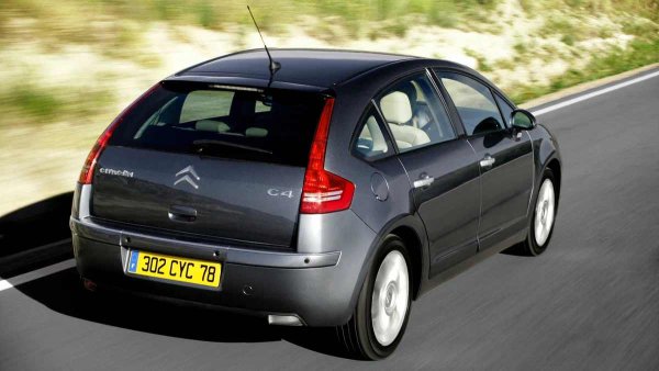 Основните главоболия са при модела преди рестайлинга. На първо място, става дума за постоянни проблеми с BSI (основният блок за управление) и BSM (отговорен за работата на системата за зареждане и захранване). Тяхната повреда може напълно да обездвижи автомобила. След актуализацията от 2008 година имаше много по-малко оплаквания за C4 в това отношение.

Има и доста често срещани проблеми, свързани с генератора. На автомобилите с 1.6-литровите двигатели преди рестайлинга са монтирани части от Mitsubishi. Те страдат от дефектни лагери, износена четка и склонен към пренапрежение регулатор на напрежение. Генераторите Bosch или Denso, които се използват на други модификации, се считат за по-надеждни.
