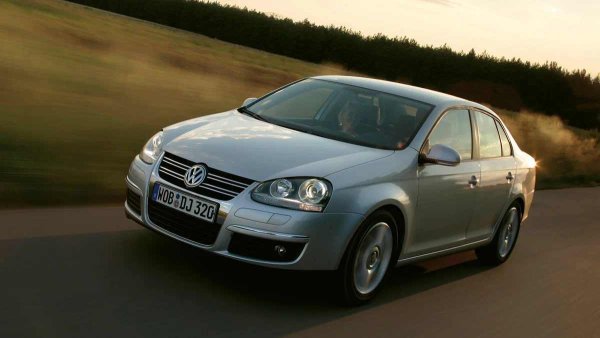 Години на производство - 2005&ndash;2010

Среден пробег преди сериозен ремонт - 150 000 км

Основни проблеми: качество на окабеляването, окисляване на контактите

Jetta, подобно на други Volkswagen, привлича феновете на модифицирането. Фактът, че електрониката не е толкова проста, колкото изглежда, много елементи са тясно свързани помежду си и диагностицирането на проблеми изисква професионален подход, спира малцина. Резултатът от "тунинга" е повреди и неизправности.

Качеството на окабеляването, например на шофьорската врата, също може да подведе. След 120 000 километра кабелите започват да се късат, което води до много повреди. Обикновено става въпрос за отказ на стъклоповдигачите или ключалките.
