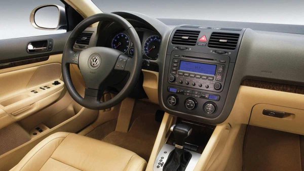 Собствениците често се оплакват от окисляване на контактите, което води до неизправности на фаровете, сензорите или дори имобилайзера. Това важи особено за превозни средства, експлоатирани в райони с висока влажност. Редовната профилактика и обработката на контакти със специални средства помага.

По-сериозни проблеми възникват при загуба на захранване или късо съединение на шините за данни на главните блокове за управление. Такива неизправности могат да доведат до пълна повреда на системите на автомобила, включително двигателя, трансмисията или климатроника.
