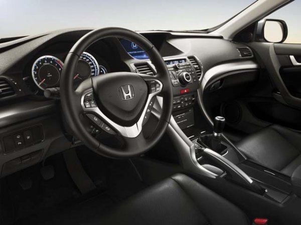 Ускорението до 100 км/ч. при най-мощната версия (2.4 i-VTEC) става за 8.4 сек. При дизела дисциплината 0-100 км/ч. се взима за 9.6 сек.