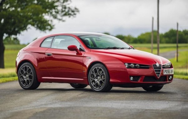 Джеръми Кларксън в един период от живота си определи Brera като "най-красивата кола на пазара в момента" и като "чисто автомобилно порно". Ентусиазмът е разбираем, защото дизайнер на оригиналния прототип на Brera беше самият Джорджето Джуджаро, а серийната кола на практика се произвеждаше не от Alfa, а от Pininfarina. 
