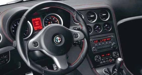 Високата надеждност не е сред водещите качества на този автомобил. По-скромните му версии, с 2.2-литров бензинов JTS или с 2.4-литров дизелов JTD, не са нещо запомнящо се и като пътно поведение. Но върховата версия се задвижваше от 3.2-литров V6 с 260 конски сили, който се съчетаваше фантастично със системата за задвижване на четирите колела Torsen. В австрийските малки обяви открихме десетки екземпляри във видимо добро състояние на цени от 7,000-9,000 евро.
