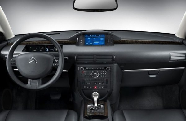 Колата е относително рядка, има авангарден дизайн, който по нищо не прилича на германските конкуренти в този сегмент, и завиден комфорт заради хидропневматичното окачване. Разбира се, трябва да имате едно наум за поддръжката, която никога не е била лесна при по-сложните ситроени. Но пък и цената е доста по-достъпна от други лимузини. Във френските и германски обяви е пълно с предложения за по 7-9 хиляди евро. Най-новите и добре запазени бройки клонят към 20,000 евро.
