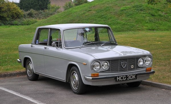 Тук не става дума за хомологационните серии, наричани от познавачите Fanalone, които отдавна са надушени от спекулантите и лесно стигат до 80,000 и дори 100,000 евро. Но най-обикновената Fulvia, произвеждана между 1963 и 1976, си остава съвсем достъпна машина. А тя предлага същия елегантен дизайн, дело на няколко от най-големите италиански творци, и същия интригуващ V4 двигател. 
