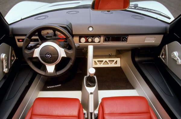 Така се родиха Opel Speedster и близнакът му с обратен волан Vauxhall VX220. На практика това си е Lotus, произведен във фабриката на англичаните в Норфък, но с малко по-грозен дизайн. За компенсация е и по-евтин от Elise - в Германия днес се намират добре запазени Speedster за малко над 20,000 евро, а VX220 e дори и по-евтин. За да придобиете представа за каква кола става дума - целият Speedster тежи едва 875 килограма, със стотина по-малко от Toyota MR-2. При това, докато Lotus Elise ползва 1.8-литров агрегат на Toyota, при Opel двигателят е 2.2-литров от GM, със 147 коня. Някои по-късни версии са с двулитров турбомотор и 203 коня. 
