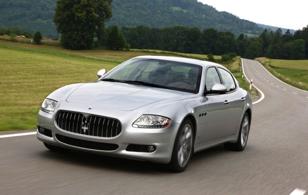 Вероятно ще ви се стори комично или даже абсурдно, че споменаваме Maserati в списък на автомобили, които да ви спестят пари. Но всъщност е точно така. Тук става дума за петото поколение на Quattroporte - Tipo M139, което дебютира през 2003 и остана в производство до 2012. По онова време Maserati и Ferrari бяха под един покрив, така че под капака на тази машина ще откриете същите агрегати, които задвижваха и най-желаните спортни коли по онова време - а именно 4.2-литров и 4.7-литров V8 от Ferrari.
