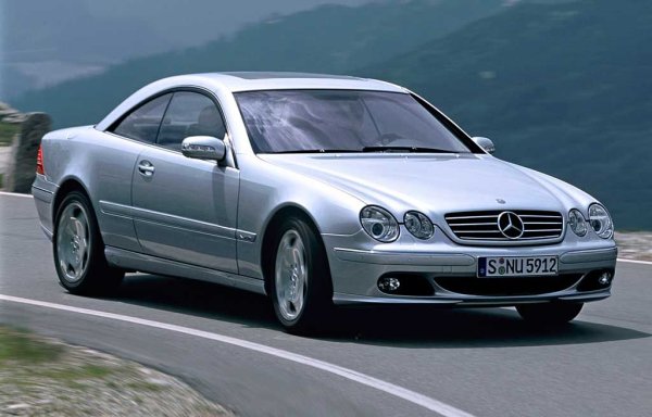 В България трудно ще изпъкнете със стар Mercedes - у нас има 293,614 такива, според последната справка на Automedia за регистрациите в МВР (вижте линка под статията). Но някои мерцедеси са по-равни от другите - особено този CL600 от втората генерация на модела, който по същество дели една и съща платформа с тогавашната S-класа. 
Първата му версия, от 2000 до 2003 година, ползваше легендарния 5.8-литров V12 с 367 конски сили максимална мощност. Втората, представена в края на 2003, го замени с 5.5-литров V12 (M275), вече с 500 коня. 
