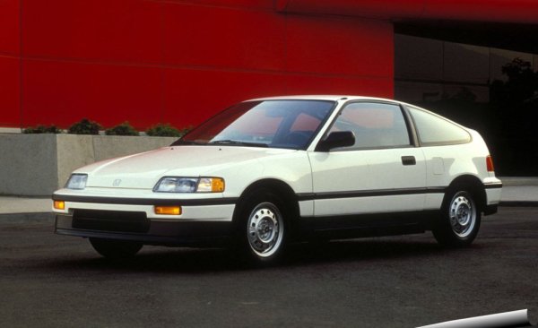Тук говорим най-вече за оригинала от 80-те години, а не за т. нар. CRX Del Sol от 90-те - принципно различна, макар и също приятна кола, която в момента лесно ще си купите за около 4,000 евро. И двете са базирани на платформата на Civic. Всъщност, за да ви стане напълно ясно, CRX е за Civic това, което е Scirocco за Golf. 
