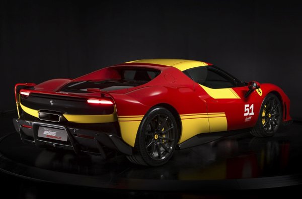 Демо копието получава с червено-жълта боя в стила на спечелилия състезанието преди 2 години спортен прототип Ferrari 499P и номер 51, но можете да избирате между сини, черни или сребристи цветове на каросерията с подобни вложки и ръчно изработени емблеми на WEC.