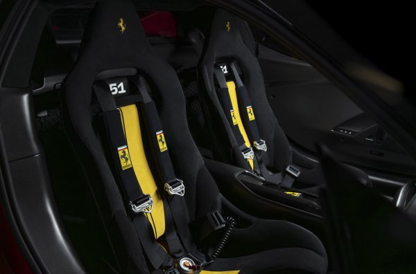 Кокпитът не може да бъде конфигуриран - има черни седалки с тапицерия от алкантара и огнеупорни вложки от плат. Цялата кабина е с карбонов декор с номера.