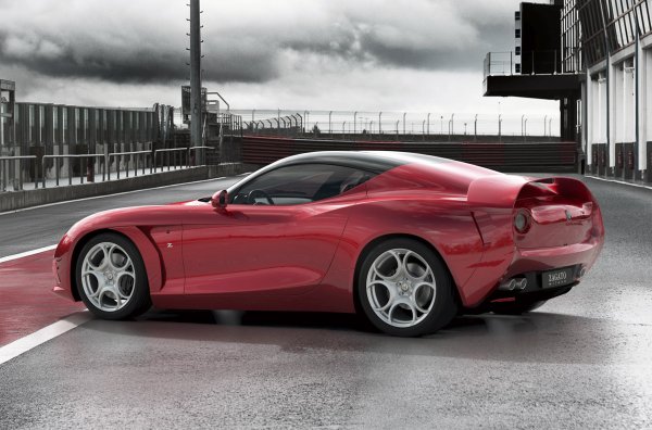 Двувратката, поръчана от колекционер от Италия, съчетава два ярки стилистични детайла - опашката на Кам и заоблената опашка.