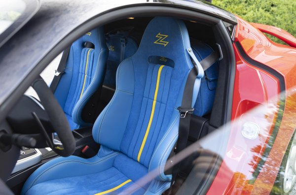 Оригиналният модел беше оборудван с атмосферен V8 4.7, който развива 450 к.с. и 480 Нм. Колата може да ускори до 100 км/ч за 4,2 секунди и да развие 292 км/ч.