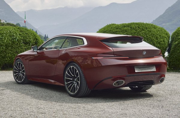 . Моделът е базиран на купето M8 Competition, но интериорът ще побере само двама - задните седалки са заменени със специални ниши за багаж. Товарът е закрепен с кожени презрамки, а има място и за него зад необичайна врата за багаж.