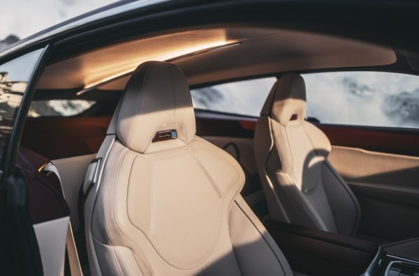 Техническият пълнеж, заимстван от M8 Competition, не се променя - 4,4-литров V8 (625 к.с., 750 Нм) е комбиниран с осемстепенна автоматична и M xDrive задвижване на четирите колела.