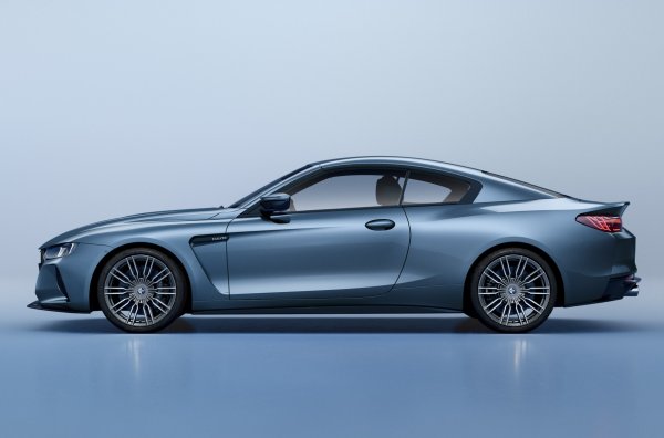 Официално моделът няма връзка с BMW - няма емблеми на баварската компания, външният вид е напълно преработен. Въпреки това, когато се гледа отстрани, не е трудно да разпознаете BMW Серия 4, а иновациите в интериора са ограничени до други довършителни материали, други декоративни елементи и козирка над инструментите.