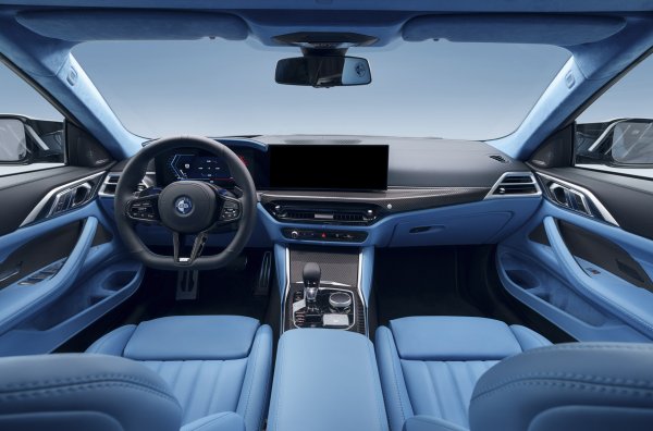 Интересното е, че донорът е кабриолет - това позволява премахване на централните колони и  запазване на задните прозорци. Благодарение на различен комплект за тяло, дължината се е увеличила със 17,5 сантиметра, панелите на каросерията са от въглеродни влакна.