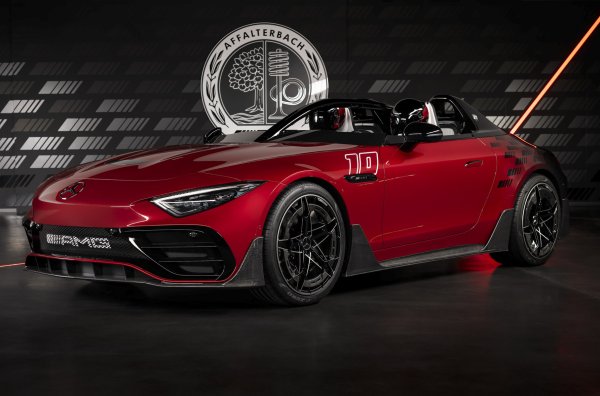 В Афалтербах беше е създаден спийдстър от гамата Mythos Series. Обичайният AMG SL 63 споделяше V8 турбо двигател (585 к.с., 800 Нм) и задвижване на четирите колела. Роудстърът е в състояние да ускори до 100 км/ч за 3,6 секунди и да развие 315 км/ч.