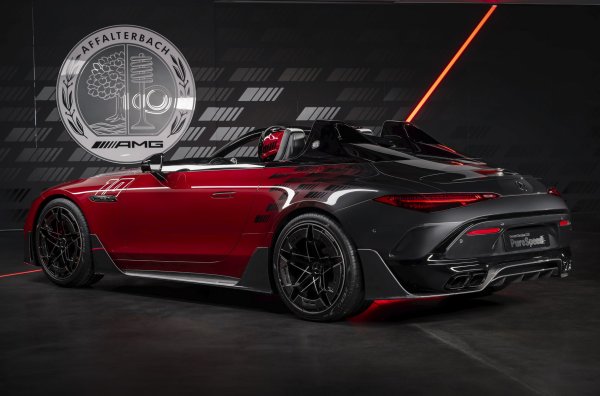 Автомобилът се отличава от оригинала с двуместен кокпит, премахнатото предното стъкло, системата Halo и специален комплект за тяло - почти всички аеродинамични детайли са преработени.