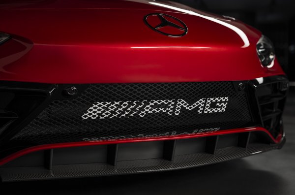 Автомобилът беше оборудван с напълно управляемо шаси, колела с диаметър 21 цола, окачване с потискане на преобръщането и регулиране на просвета, композитни керамични спирачки и дъно с граунд ефект. Тираж е 250 екземпляра.