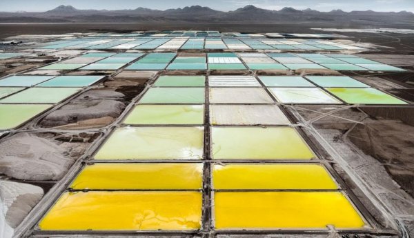 В самия акт на замяна на двигателя с вътрешно горене с електромотор и батерия няма нищо екологично. Всъщност е обратното: при производството на електромобил, с включен добив на суровините, се отделят значително повече вредни емисии, отколкото от производството на кола с бензинов или дизелов двигател. Колко точно повече, е невъзможно да се каже: това зависи от конструкцията и ефективността на автомобила, от методите на производство, от поддоставчиците и от това откъде идват суровините за основните компоненти. 
Автомобилните компании уверяват, че се стремят към по-устойчиво производство, но колко от тях го правят наистина и с достатъчно вложен ентусиазъм? 
Ето ви и едно от изключенията: BMW Group. Германският гигант не просто е декларирал устойчивостта като основна цел, но и е наел независими одитори, които да оценяват напредъка й в това отношение. "Ще направим независимите проверки на дейностите ни в областта на устойчивото развитие още по-стриктни. Защото доверието идва ръка за ръка с прозрачността", казва главният изпълнителен директор Оливер Ципзе. 

НА СНИМКАТА: "Литиевите поля" в Салар де Атакама, Чили
