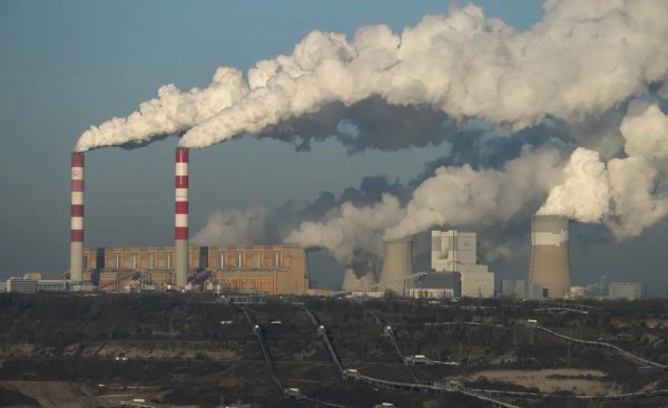 Има и друг проблем с екологичността на електромобилите, за който се говори отдавна, но който рядко досега е измерван с конкретни числа. Става дума за произхода на енергията, с която те се зареждат. "Ако карате едно електрическо MINI Cooper SE в Полша, средните му емисии ще са около 110 грама на километър, защото електроенергията е основно от въглища", обяснява ни Андреас Клугеншайд, ръководител за връзки с правителствата в BMW Group. 110 грама са емисиите на нормален бензинов автомобил. Някои по-компактни коли - и с бензинов, и с дизелов двигател - всъщност емитират забележимо по-малко. Но примерът на Клугеншайд не спира дотук: "Ако преместите същото това MINI няколкостотин километра на запад, в Берлин, емисиите му ще паднат до около 60 грама на километър. А ако изминете още 500 километра до Франция, те ще са вече едва 5 грама на километър, заради ядрената енергетика". Тоест в страни със замърсяваща енергетика електромобилът не е крачка напред в екологично отношение. Може дори да бъде стъпка назад. 

НА СНИМКАТА: ТЕЦ на въглища в Полша. В България делът на въглищния ток също си остава значителен
