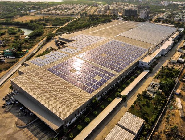 Разбира се, това важи за електромобили, които се произвеждат по стария начин. Развитието на BMW показва, че това не е задължително. Преди повече от десетилетие германците започнаха да преосмислят производствения си цикъл. Американският завод в Спартанбърг намали драстично употребата на вода. Целият вътрешнозаводски транспорт в Ландсхут е вече електрически. Фабриките в Мюнхен и Динголфинг използват само електроенергия, произведена от водноелектрически централи. В Лайпциг разчитат на вятърна енергия, в мексиканския завод в Сан Луис Потоси - на слънчева. Оливер Ципсе твърди, че в съвсем обозримо бъдеще всичките заводи на BMW ще са вече климатично неутрални. 

НА СНИМКАТА: Устойчивото производство не е само в "показните" заводи на BMW в Германия или САЩ. Тук е фабриката в Ченай, Индия
