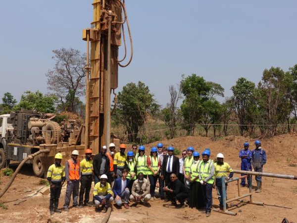 Сега същата цел се пренася и върху доставчиците - те също вече ще трябва да гарантират и докажат устойчиво производство. Питаме Андреас Мецнер, говорителя на BMW по въпросите на устойчивото развитие, дали това води до размествания във веригата от доставки. "Ежеседмично. Дори ежедневно", отговаря Мецгер. "Следим внимателно доставчиците си. Но и предлагаме стимули: когато има добри резултати, когато те преустроят своите производствени мрежи според нашите изисквания, наградата са дългосрочни, сигурни договори, за по 5-10 години". Мецгер признава, че някои от досегашните партньори на BMW са отказали подобна трансформация, и са се насочили към други клиенти. "Ние сме склонни да купуваме по-скъпо, но да имаме пълен контрол от мината до крайния продукт. Хората, които се занимават с поръчките на BMW, сега към познатите два ключови параметъра - цена и качество - добавят и трети, устойчивост". "Числата за нашите действия в областта на устойчивостта са също толкова важни, колкото и финансите ни показатели", потвърждава и финансовият директор на компанията Николас Петер. 

НА СНИМКАТА: BMW вече има дългосрочни договори за екологичен и хуманен добив на кобалт в Африка
